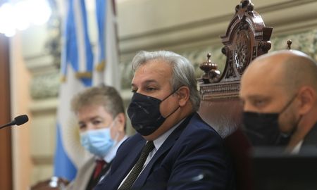 Con el acuerdo de todos los bloques, la Cámara de Diputados envió al gobernador, Omar Perotti, una nota pidiéndole retomar el diálogo para la aprobación del presupuesto. Con el acuerdo de todos los bloques, la Cámara de Diputados envió al gobernador, Omar Perotti, una nota pidiéndole retomar el diálogo para la aprobación del presupuesto.