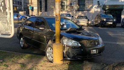 Accidente en Santa Fe: chocó contra una columna y se quedó dormido dentro del auto
