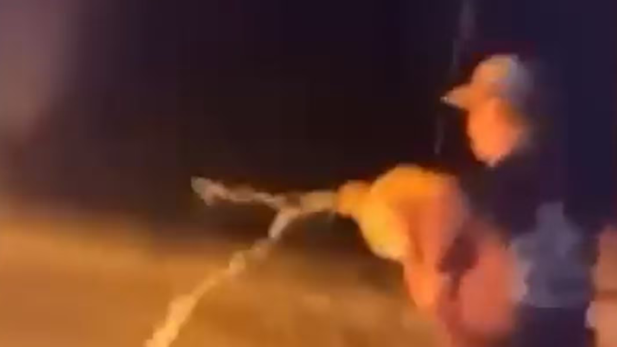 La víctima sufrió quemaduras de segundo grado y el agresor está detenido en una comisaría hasta el momento de su juicio.