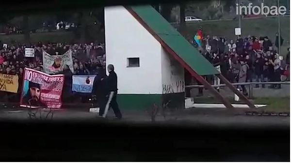 Grupos pro mapuches quemaron una bandera argentina y pintaron las placas de soldados que cayeron en Malvinas