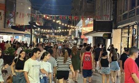 La Peatonal de Santa Fe, colmada de vecinos en la segunda edición de la Noche de las Compras. La Peatonal de Santa Fe, colmada de vecinos en la segunda edición de la Noche de las Compras.