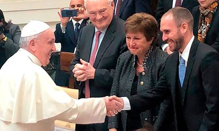 La semana pasada, Francisco pidió al FMI y al Grupo Banco Mundial (GBM) una reducción significativa de la deuda a países pobres. La semana pasada, Francisco pidió al FMI y al Grupo Banco Mundial (GBM) una reducción significativa de la deuda a países pobres.