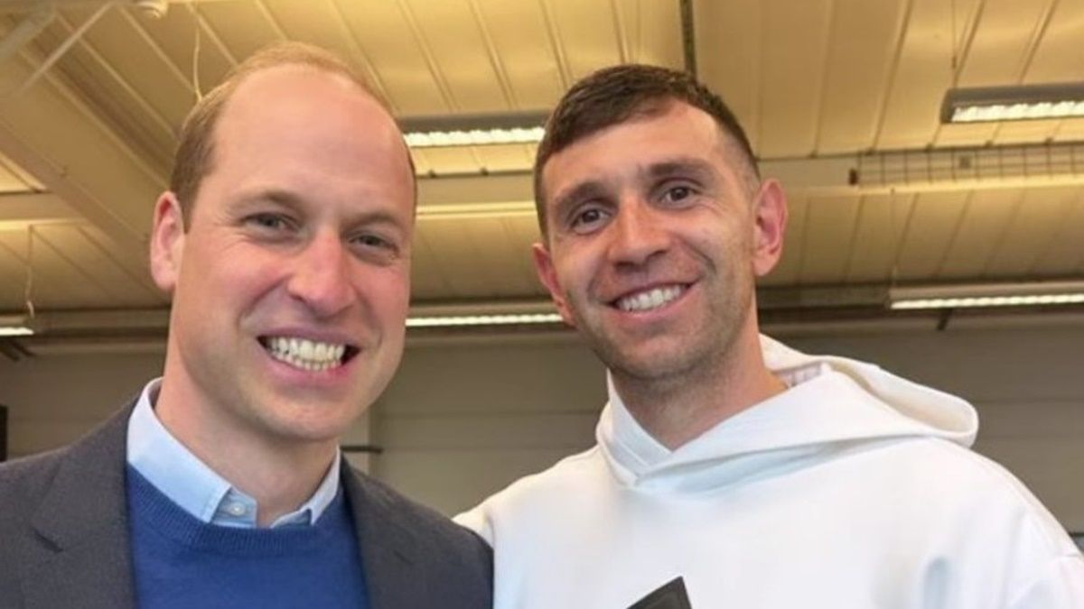 El heredero al trono de Gran Bretaña visitó la práctica del Aston Villa y le pidió una foto al arquero campeón del mundo con la Selección Argentina.