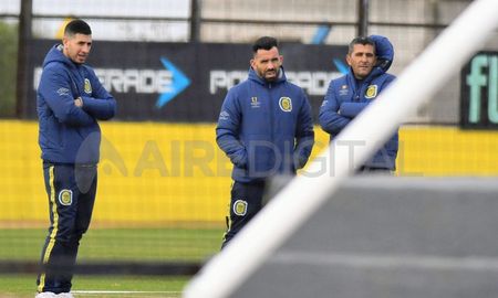Carlos Tévez ya da sus primeros pasos como entrenador, luego de que este martes por la dirigiera la práctica de Rosario Central. Carlos Tévez ya da sus primeros pasos como entrenador, luego de que este martes por la dirigiera la práctica de Rosario Central.