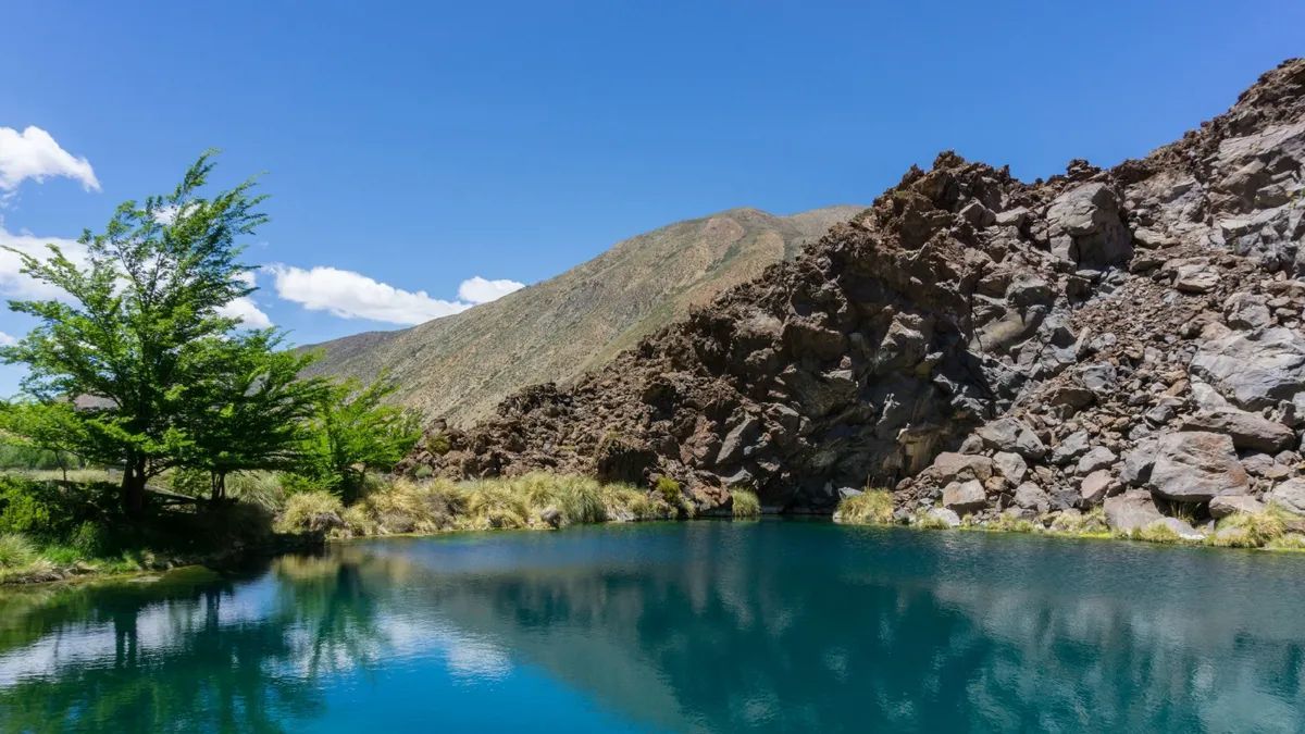 La Laguna de la Niña Encantada impacta por el color de sus aguas y su entorno cordillerano.