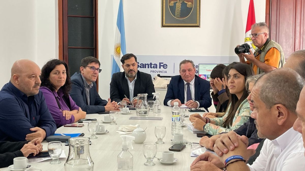 En declaraciones a la prensa, los dirigentes sindicales que representan a docentes públicos y privados rechazaron la propuesta salarial del Gobierno de Santa Fe.