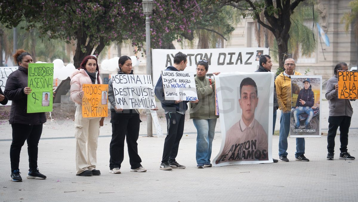 Familiares reclaman justicia por la muerte de Ayrton Díaz Familiares reclaman justicia por la muerte de Ayrton Díaz