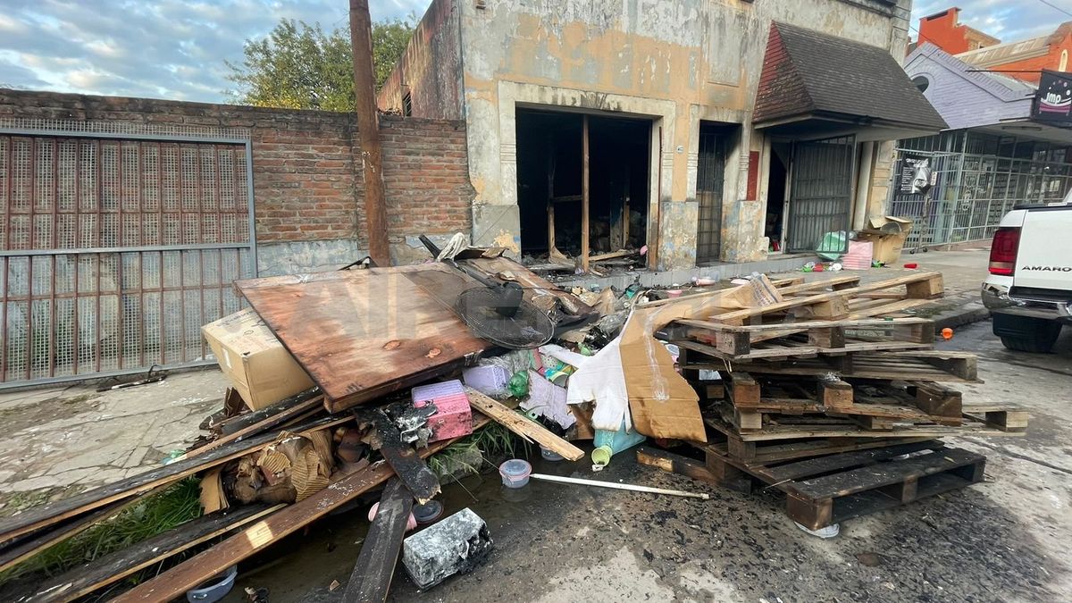 El impresionante incendio ocasionó graves daños materiales en el depósito ubicado a metros de Blas Parera. El impresionante incendio ocasionó graves daños materiales en el depósito ubicado a metros de Blas Parera.