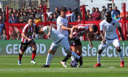 Club Atlético Colón cayó con Barracas y sigue hundido en la tabla de la Liga Profesional de Fútbol.
