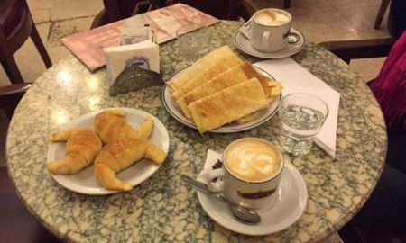 En septiembre de 2025, un café con tostado en el Tortoni cuesta alrededor de $13.100. En septiembre de 2025, un café con tostado en el Tortoni cuesta alrededor de $13.100.