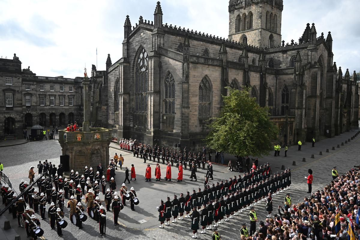 Los británicos despiden a la reina Isabel II en la Catedral de St. Giles.