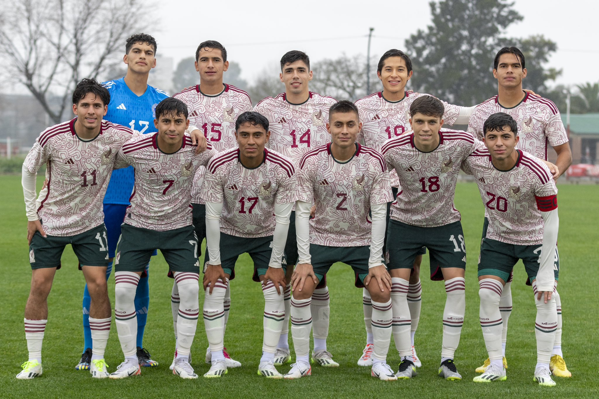 El equipo titular de la Selección de México. El equipo titular de la Selección de México.