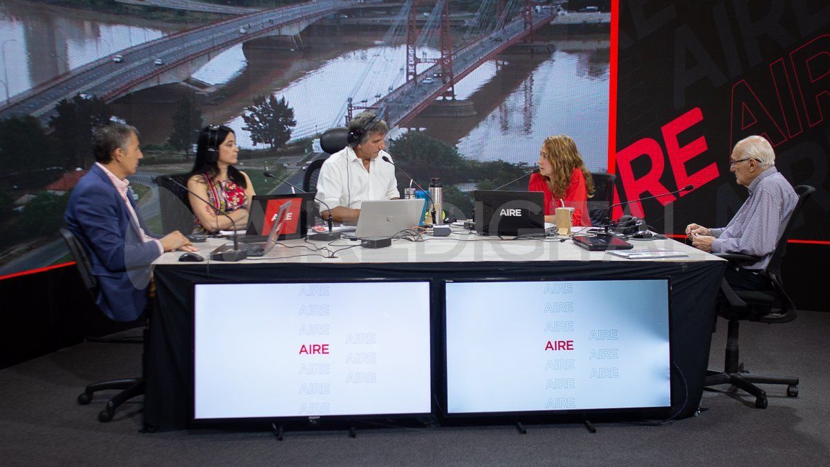 Además, de Pusineri, en el debate estuvieron presentes el referente del Movimiento Los Sin Techo, José Luis Ambrosino, y la referente del MOB y de la Interbarrial de Mujeres, Ana Ingaramo.