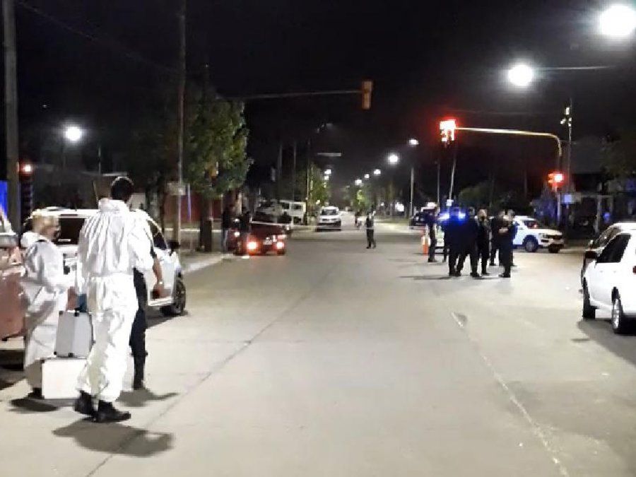 El policía divisó a cuatro delincuentes que intentaban entrar a un heladería en Ramos Mejía. En el medio del tiroteo