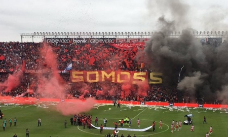 Colón viajó a Buenos Aires tras un banderazo que terminó con hinchas trepados al techo y el portón del predio Colón viajó a Buenos Aires tras un banderazo que terminó con hinchas trepados al techo y el portón del predio