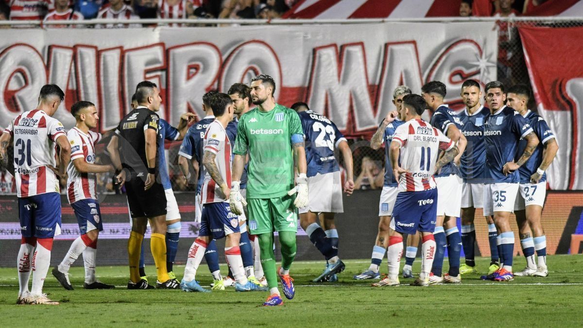 Gabriel Arias barrió a Estigarribia afuera del área y vio la tarjeta roja.