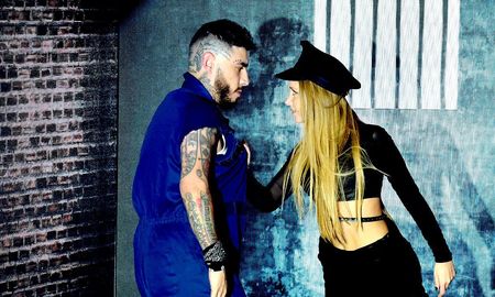 La pareja se retiró feliz. La pareja se retiró feliz.