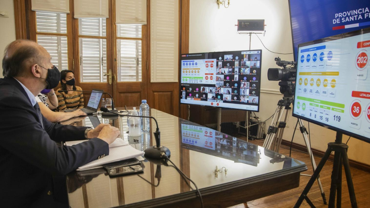 El gobernador escuchó la palabra del grupo de especialistas en el análisis de la curva de casos