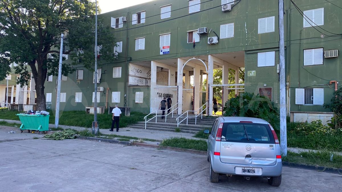 Cuatro jóvenes fueron atacados a balazos en el Fonavi San Jerónimo de barrio Centenario.