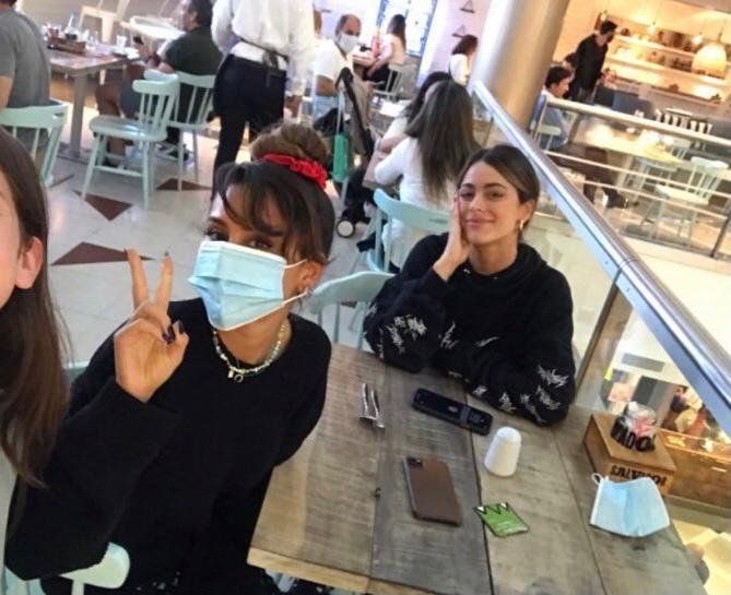 Tini Stoessel y Cami paseando por Miami. 