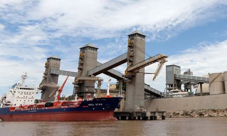 El conflicto que protagonizan trabajadores portuarios y la conducción de la Terminal Puerto Rosario (TPR) continúa sin resolución. El conflicto que protagonizan trabajadores portuarios y la conducción de la Terminal Puerto Rosario (TPR) continúa sin resolución.