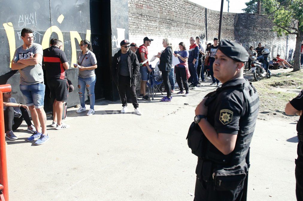 Con la ilusión de ganar la Copa Sudamericana, los hinchas de Colón se preparan para viajar a Paraguay