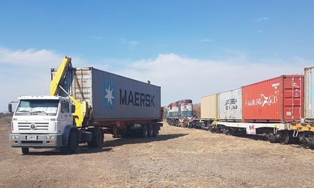 La actividad comercial está a cargo de la firma Cono S.A. La carga salió en tren hasta la localidad de Zárate, en Buenos Aires, para luego ser enviada a cuatro destinos: España, Alemania, Italia y Turquía. La actividad comercial está a cargo de la firma Cono S.A. La carga salió en tren hasta la localidad de Zárate, en Buenos Aires, para luego ser enviada a cuatro destinos: España, Alemania, Italia y Turquía.