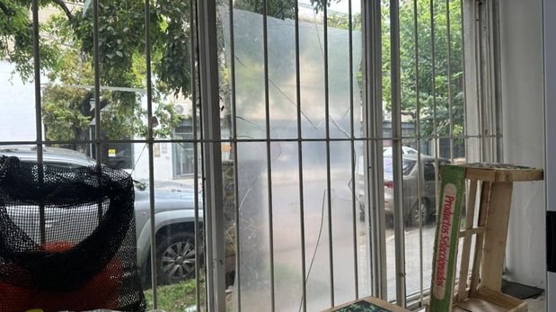 n comerciante denunció que en apenas cinco meses rompieron tres veces el vidrio de su local para intentar robar.