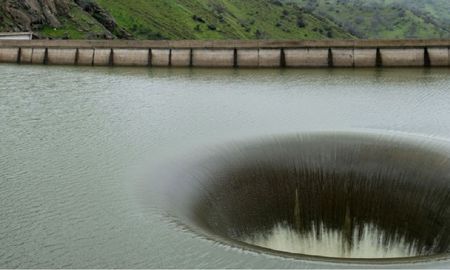 Qué es y cómo surgió el portal al infierno, un agujero gigante que apareció en el medio de un lago