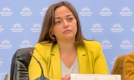 La presidenta de la Cámara de Diputados de la Nación, Cecilia Moreau, advirtió sobre la posibilidad de que el ministro de Economía Sergio Massa renuncie al cargo. La presidenta de la Cámara de Diputados de la Nación, Cecilia Moreau, advirtió sobre la posibilidad de que el ministro de Economía Sergio Massa renuncie al cargo.