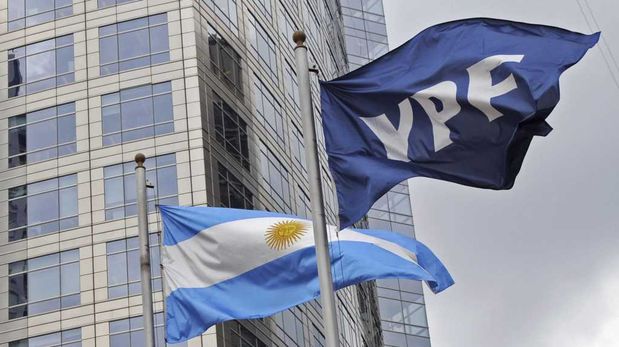 YPF domina más del 50% de la capacidad de refinación del país y cuenta con el 30% de las reservas de hidrocarburos.