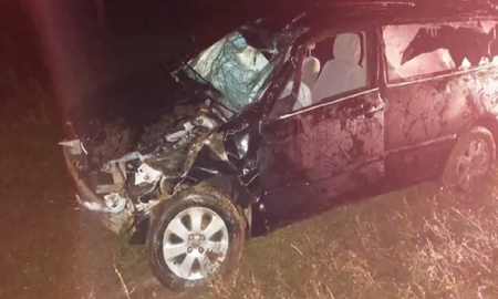 Conducía borracho un coche fúnebre y cayó a un arroyo: dos personas murieron Conducía borracho un coche fúnebre y cayó a un arroyo: dos personas murieron