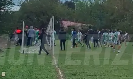 En medio de un partido de fútbol se desató una batalla campa en Tucumán. En medio de un partido de fútbol se desató una batalla campa en Tucumán.