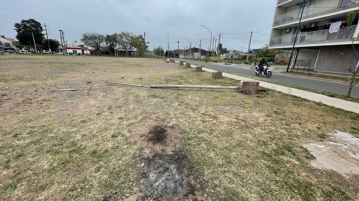 Se robaron los postes de luz y la señalética en la canchita de los Se robaron los postes de luz y la señalética en la canchita de los