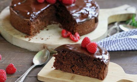 Bizcochuelo súper esponjoso de chocolate, sin azúcar ni harina. Bizcochuelo súper esponjoso de chocolate, sin azúcar ni harina.