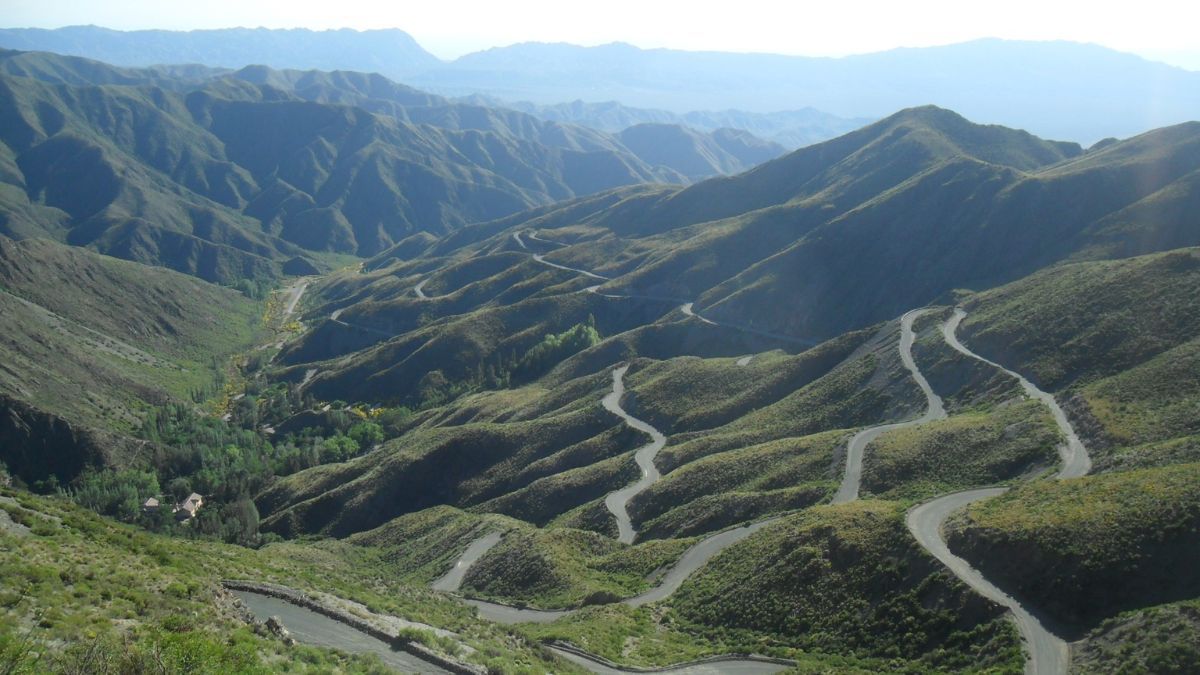 Los miradores naturales permiten disfrutar de panorámicas únicas del Camino de las 365 Curvas y la ruta hacia Uspallata.