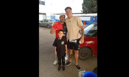 Un jugador de Colón sorprendió a un hincha en su propia casa. Un jugador de Colón sorprendió a un hincha en su propia casa.