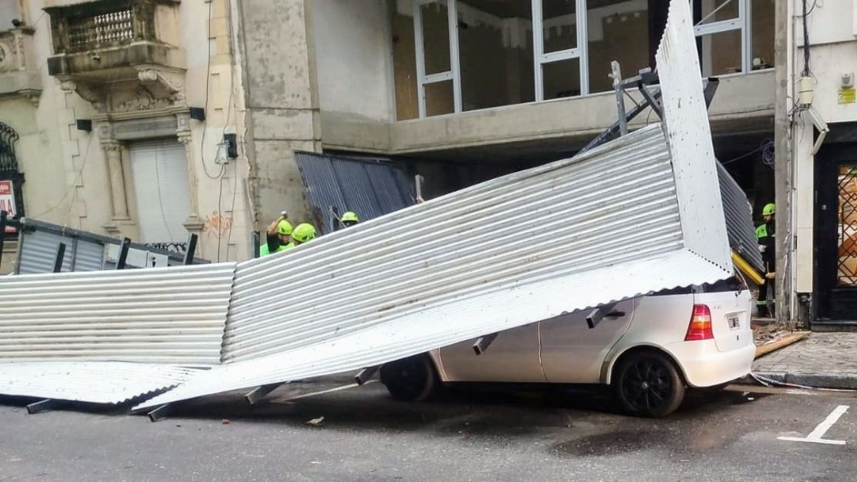 Una estructura metálica cayó sobre un auto en el centro de Rosario por el fuerte viento.