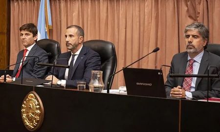 A pedido del juez de la Corte Suprema, Horacio Rosatti, se reforzó la seguridad de los jueces del tribunal federal que juzga a la vicepresidenta Cristina Fernández de Kirchner. A pedido del juez de la Corte Suprema, Horacio Rosatti, se reforzó la seguridad de los jueces del tribunal federal que juzga a la vicepresidenta Cristina Fernández de Kirchner.