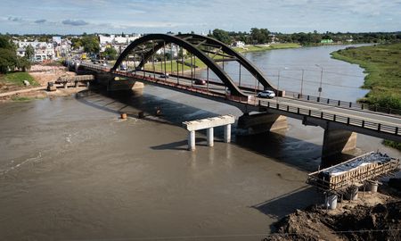 La obra del nuevo puente Santa Fe-Santo Tomé avanza con cuatro frentes. La obra del nuevo puente Santa Fe-Santo Tomé avanza con cuatro frentes.