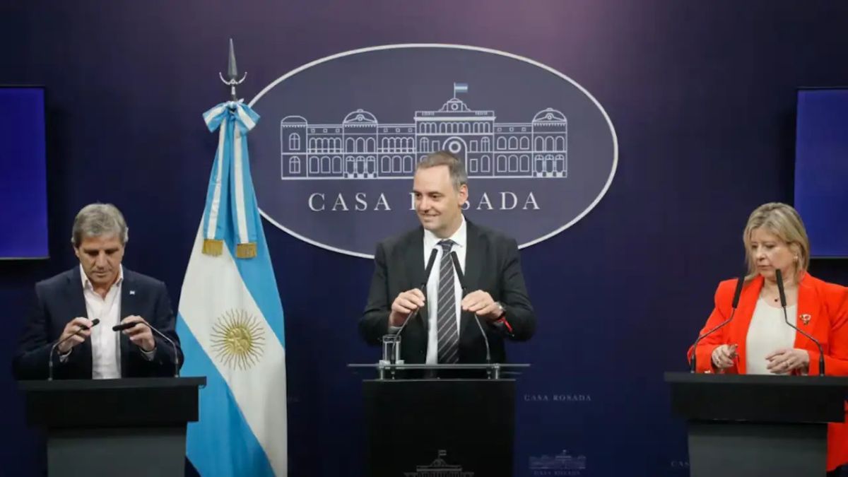 Conferencia de prensa en la que se anunció el Súper RIGI. Viernes 8 de mayo. (Casa Rosada) Conferencia de prensa en la que se anunció el Súper RIGI. Viernes 8 de mayo. (Casa Rosada)