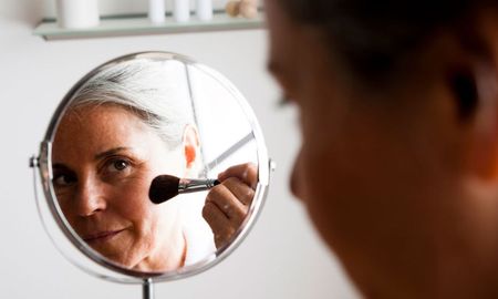 El truco del triángulo de luz para iluminar el rostro después de los 50 años. El truco del triángulo de luz para iluminar el rostro después de los 50 años.