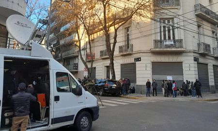Amplia cobertura mediática en torno al domicilio de la expresidenta Cristina Kirchner, en el barrio porteño de Constitución. Amplia cobertura mediática en torno al domicilio de la expresidenta Cristina Kirchner, en el barrio porteño de Constitución.
