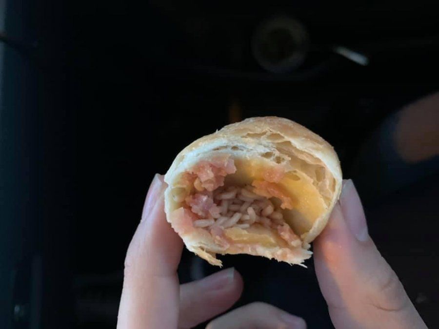 Le vendieron medialunas rellenas con gusanos