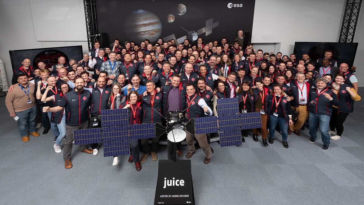 Foto de grupo cuando el control de la misión Juice de la ESA declaró ¡GO para el lanzamiento!