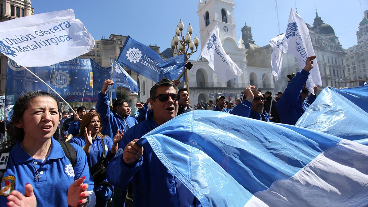 Los manifestantes a la Plaza de Mayo para el acto de apoyo a la vicepresidenta Cristina Fernández de Kirchner. Foto NA: DANIEL VIDES