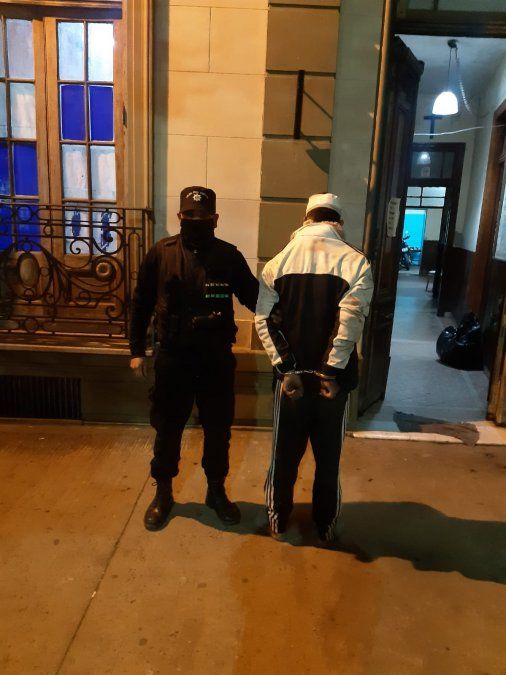 Los efectivos trasladaron a la Comisaría Sexta a un joven de 20 años que portaba un arma de fuego.