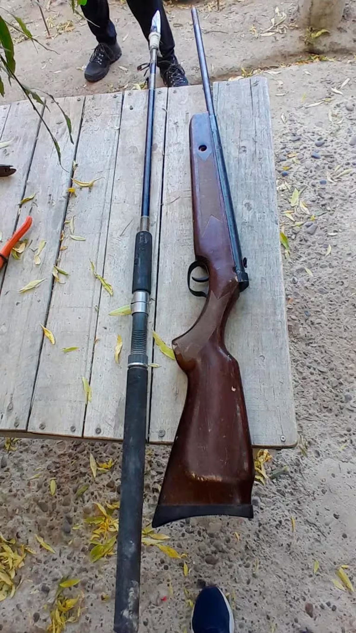 La escopeta incautada al agresor. La escopeta incautada al agresor. 