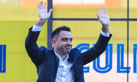 Xavi Hernández fue presentado como nuevo entrenador del Barcelona, ante una multitud de fanáticos en el Camp Nou. Xavi Hernández fue presentado como nuevo entrenador del Barcelona, ante una multitud de fanáticos en el Camp Nou.