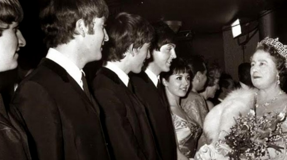 La reina Isabel II de Inglaterra distingue a los miembros de la banda de rock The Beatles